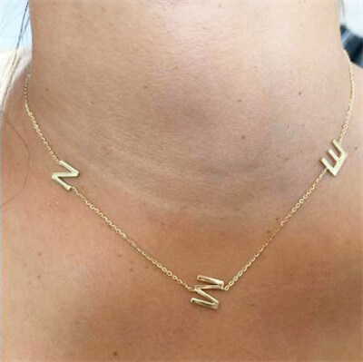 Collar con tres letras de 10 mm, en oro blanco, rosa o amarillo de 14K