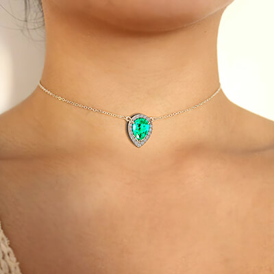 Emerald 6x8 mm pendant with diamonds