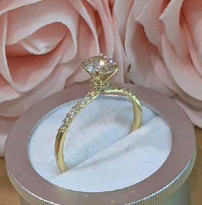 0.81 Round H SI2, Ideal-Cut, with 0.20 cts sides, In 14k White Yellow or Rose gold.