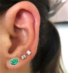 Foto Dos aretes de esmeraldas de forma ovalada de 2.5 quilates de