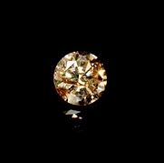 0.67 quilates, diamante redondo con muy buen corte, color ancy Champaigne, claridad SI2 y certificado por Diamonds-USA