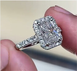 Foto Anillo de compromiso con halo para diamantes más grandes de