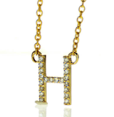 Letra inicial con incrustaciones de diamantes de 0,10 a 0,14 quilates, en color oro de 14 k, blanco, amarillo o rosa.