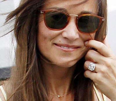 Pippa Middleton Anillo de compromiso central de perfil bajo con moissanita de corte Asscher de 1,50 quilates