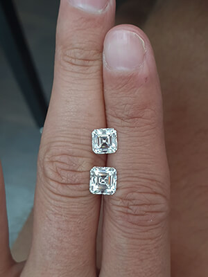 Pippa Middleton Anillo de compromiso central de perfil bajo con moissanita de corte Asscher de 1,50 quilates