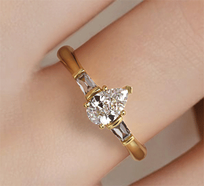 Anillo de compromiso Catedral con dos diamantes baguette ahusados \u200b\u200bde 0,24 quilates