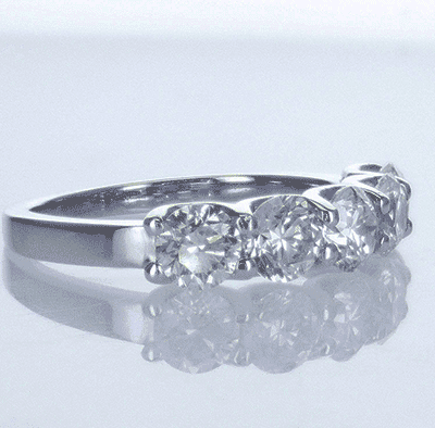 Anillo de cinco diamantes E / F VS, 2,05 quilates