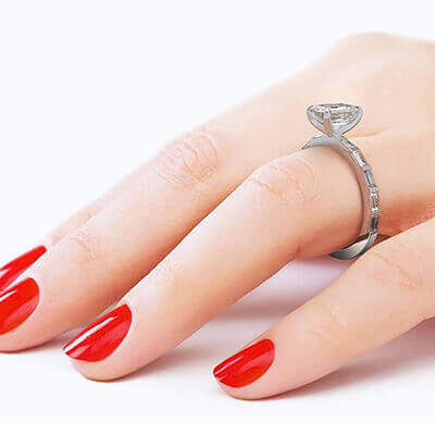 Anillo de compromiso engastado con 10 diamantes laterales Baguettes 0,60 quilates GH VS