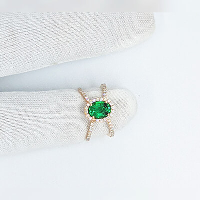 1.20 Esmeralda Forma ovalada, anillo X engastado con diamantes naturales laterales de 1/2 quilate promedio G VS