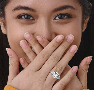 Anillo de compromiso con diamantes de laboratorio de 7 quilates y laterales de 2 quilates.