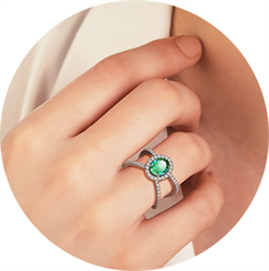 Foto 1.20 Esmeralda Forma ovalada, anillo X engastado con diamantes naturales laterales de 1/2 quilate promedio G VS de