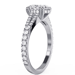 Foto Anillo de compromiso con halo oculto y banda dividida con diamantes laterales de 0,46 quilates de