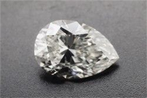 Foto Diamante Natural 1.68 quilates, De pera , Color N, claridad VS2 y certificado GIA de