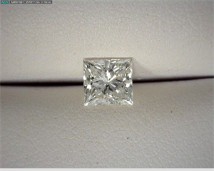 Foto Diamante Natural 0.71 quilates, Princesa , Color F, claridad VVS2 y certificado GIA de